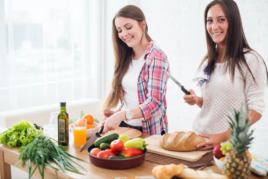 Zwei Frauen kochen vegan