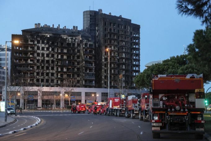 Aufgrund des brennbaren Baumaterials und des starken Windes griff das Feuer schnell auf alle Wohnungen über. brand valencia