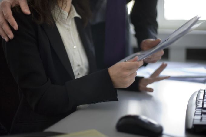Arbeitende mit Dokument
