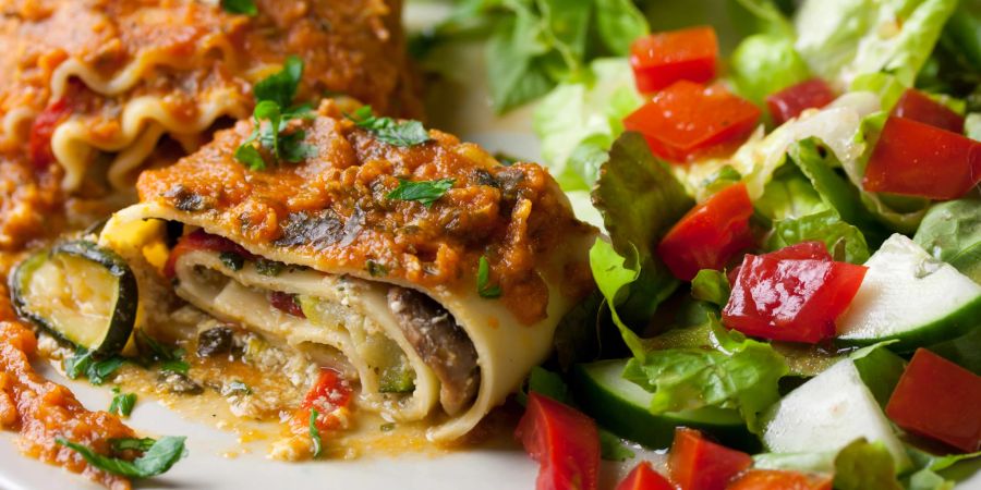 vegane lasagne neben salat