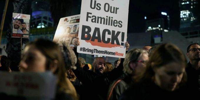 Mit 24-stündigen Protesten rund um Tel Aviv begehen die Israelis heute den 100. Tag der Geiselnahme durch die Hamas. Gaza