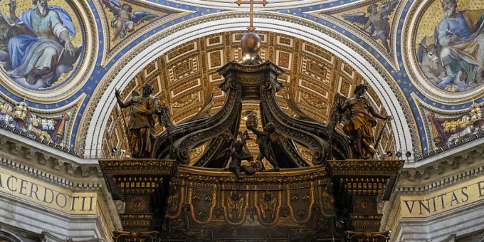 Ein Blick auf den oberen Teil des Bronzebaldachins von Gian Lorenzo Bernini aus dem 17. Jahrhundert, der den päpstlichen Beichtaltar im Petersdom im Vatikan überragt. Foto: Andrew Medichini/AP/dpa Ein Blick auf den oberen Teil des Bronzebaldachins von Gian Lorenzo Bernini aus dem 17. Jahrhundert, der den päpstlichen Beichtaltar im Petersdom im Vatikan überragt. Foto: Andrew Medichini/AP/dpa