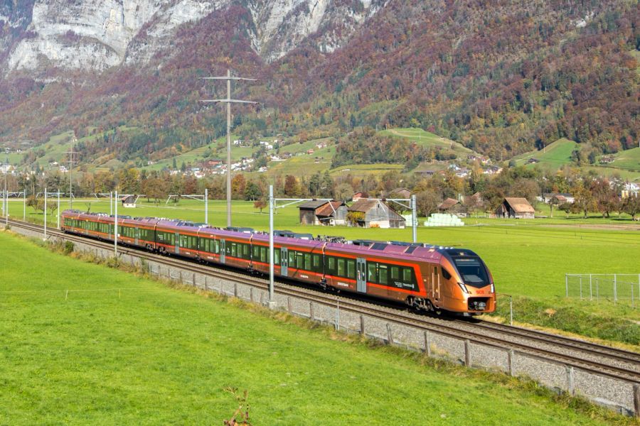 Die Medienstelle der SOB erklärt: Sogenannte Langhubdämpfer an der Aussenseite des Zuges erzeugen das technisch bedingte «Rülpsen».