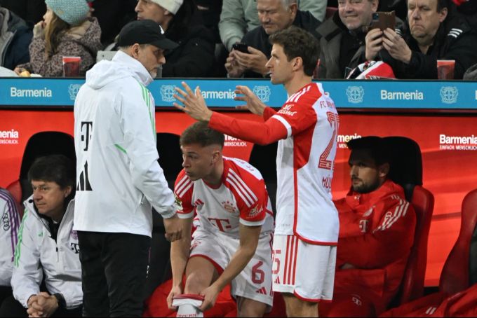 Thomas Müller und Thomas Tuchel diskutieren während eines Spiels des FC Bayern München. Bayern