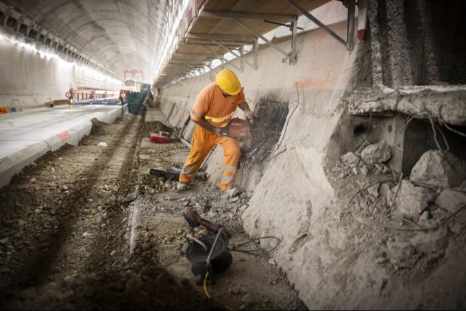 Ein Arbeiter in der Baustelle in der Gubriströhre. (Archivbild) Arbeiter Baustelle Gubriströhre