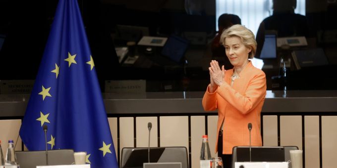 Ursula von der Leyen, Präsidentin der Europäischen Kommission, bei ihrer Ankunft im Europäischen Parlament. Ursula von der Leyen, Präsidentin der Europäischen Kommission, bei ihrer Ankunft im Europäischen Parlament.