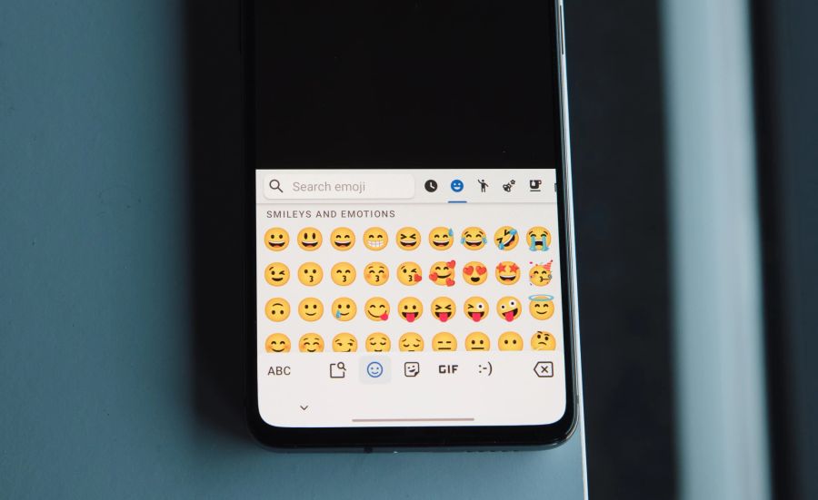 Eine Umfrage eines britischen Marktforschungsunternehmens untersuchte, welche Emojis die Generation Y und Z als veraltetet ansehen.