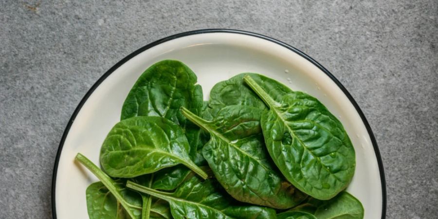 Bestimmte Lebensmittel helfen dabei, Depressionen zu mindern, darunter Spinat.