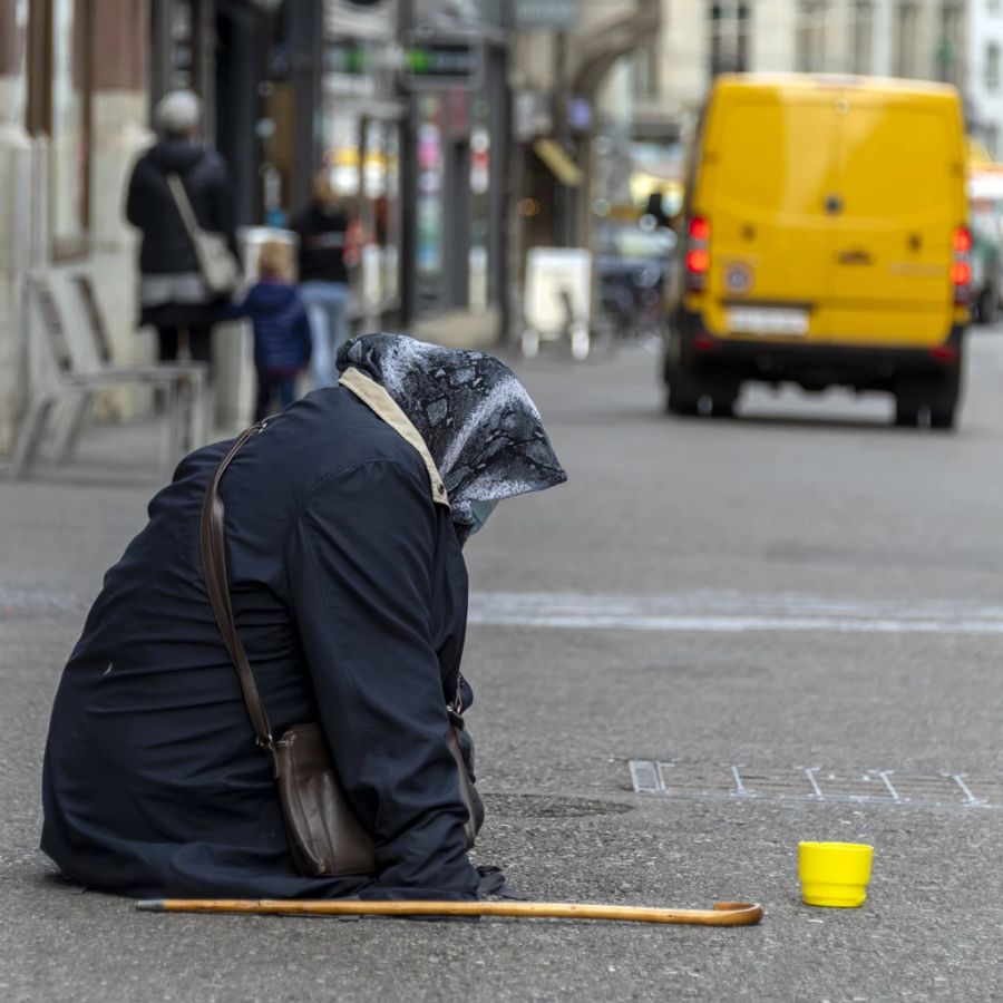 Die Mutter wird verdächtigt, von 2018 bis 2021 Zwangsbettelei betrieben zu haben: Die Staatsanwaltschaft schätzt die Einnahmen auf mehrere Hunderttausend Franken. (Symbolbild)