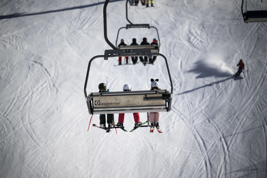 Es hat zurzeit viel Schnee in höher gelegenen Skigebieten. Am Nachmittag kann es jedoch sehr sulzig werden.