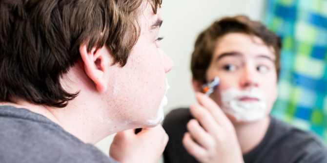 Teenager rasiert sich Bart