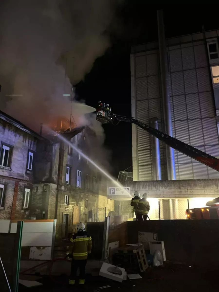 Die Feuerwehr beim Löscheinsatz.