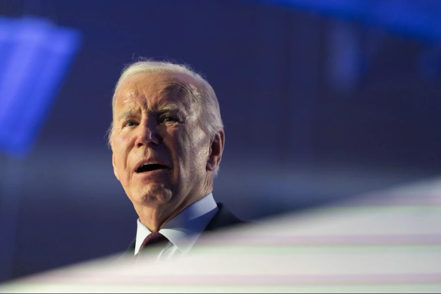 Gemäss Wahlbefragungen liegt Donald Trump auch jenseits der eigenen Parteigrenzen weit vor dem amtierenden Präsidenten Joe Biden. (Archivbild)