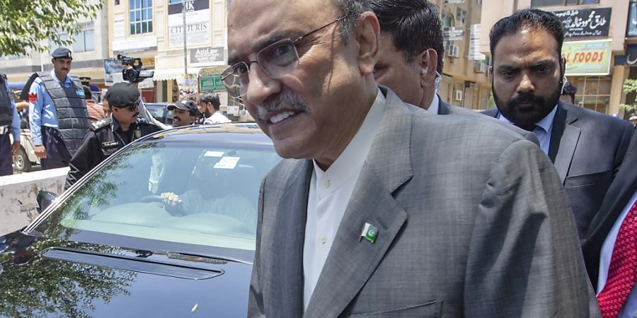 ARCHIV - Asif Ali Zardari, Ex-Präsident von Pakistan, verlässt 2019 ein Gerichtsgebäude. Foto: B.K. Bangash/AP/dpa