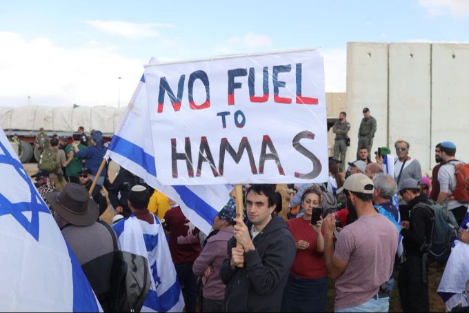 Die Protestierenden fürchten, dass mit den Hilfslieferungen Munition und andere Güter zu den Hamas-Terroristen gelangen. Hamas