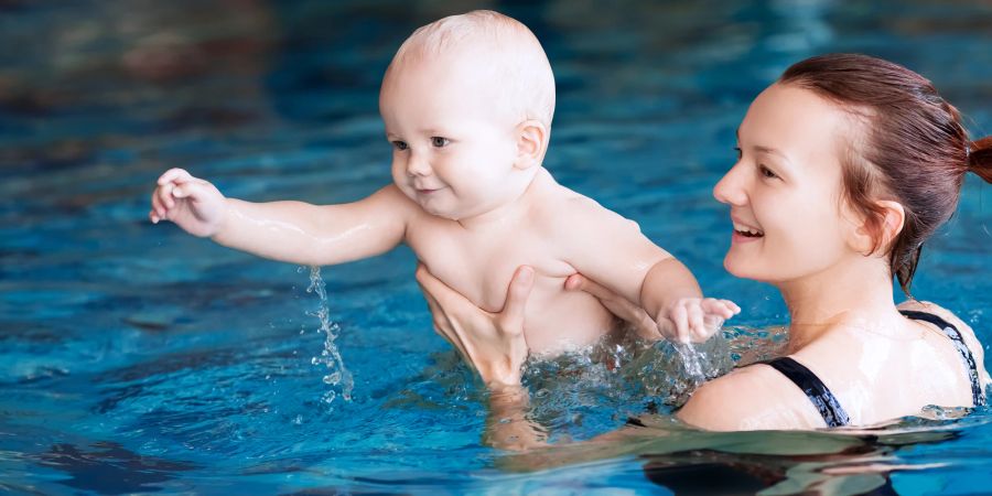 Mutter mit Baby beim Schwimmen