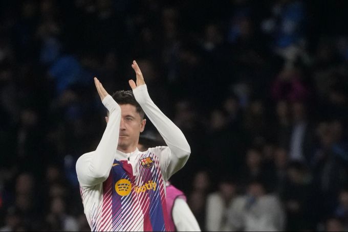 Steht Robert Lewandowski beim FC Barcelona auf der Abschussliste? FC Barcelona