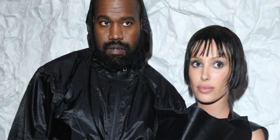 Bianca Censori einmal mehr in einem Hauch von Nichts, während Kanye West vollkommen bekleidet ist.