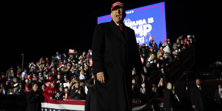 dpatopbilder - Der ehemalige US-Präsident Donald Trump begrüsst die Teilnehmer bei einer Wahlkampfveranstaltung im Bundesstaat Pennsylvania. Foto: Joe Lamberti/AP/dpa