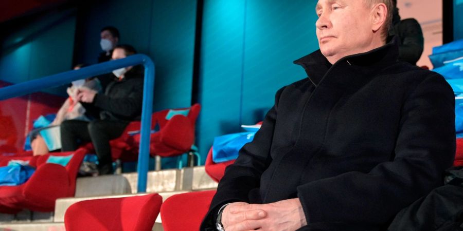 Wladimir Putin verfolgt die Eröffnungsfeier der Olympischen Winterspiele in Peking 2022.