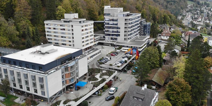 Die Hotel- und Privatklinikgruppe Aevis Victoria hat 2023 wie angekündigt rote Zahlen geschrieben. Mit einem Minus von knapp 42 Millionen Franken fiel das Ergebnis im Rahmen der bereits vor einer Woche kommunizierten Spanne aus. (Archivbild)