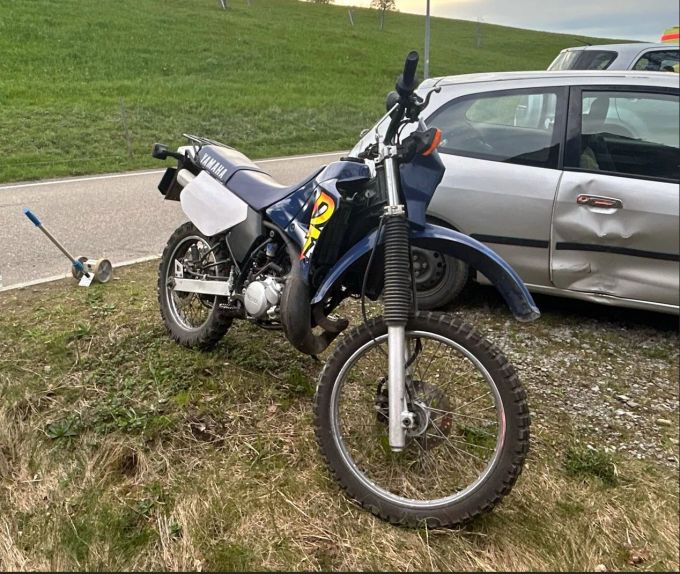 Ein Autofahrer überseh einen entgegenkommenden Motorradlenker. Autofahrer