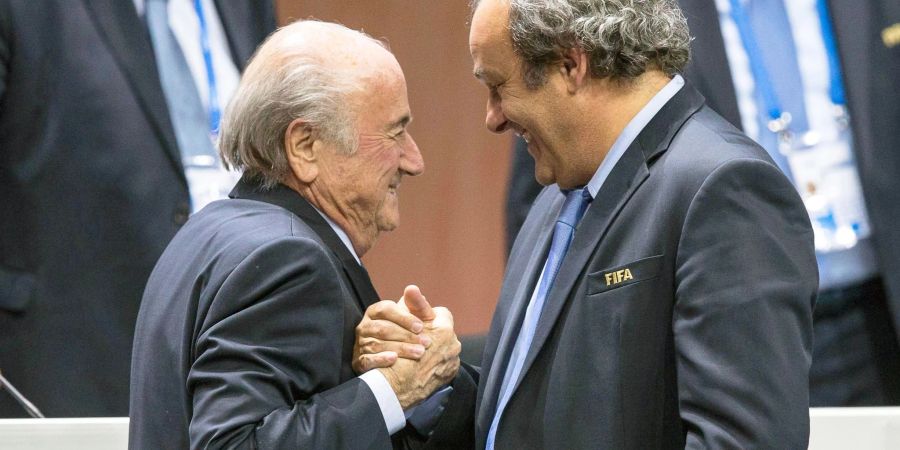 Joseph Blatter (l) und Michel Platini müssen sich erneut vor Gericht verantworten.