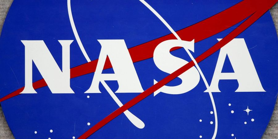 Das Logo der NASA am Johnson Space Center in Houston, Texas. Drei Unternehmen sollen im Auftrag der US-Raumfahrtbehörde künftig Mondfahrzeuge bauen.