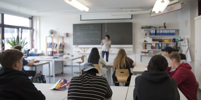 Der Zürcher Gemeinderat diskutiert darüber, ob der Schulstart auf der Sekundarstufe auf frühestens 8 Uhr festgelegt werden soll. (Symbolbild) Schulstart 8 Uhr Zürich