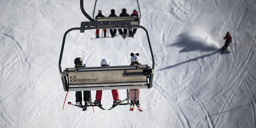 Trotz des warmen Wetters waren im März mehr Menschen auf Schweizer Skipisten anzutreffen als im Jahr davor. Schweizweit stiegen die Ersteintritte der Seilbahnen gegenüber März 2023 um 5 Prozent.(Symbolbild)