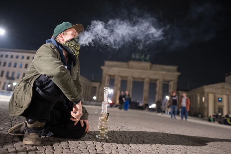 In Berlin versammelten sich hunderte Kiffer um die Legalisierung um Mitternacht zu feiern.