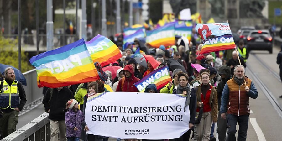 Rund 500 Menschen haben am Ostermontag in Bern für den Frieden demonstriert. «Demilitarisierung statt Aufrüstung» lautete das Motto des diesjährigen Ostermarschs.