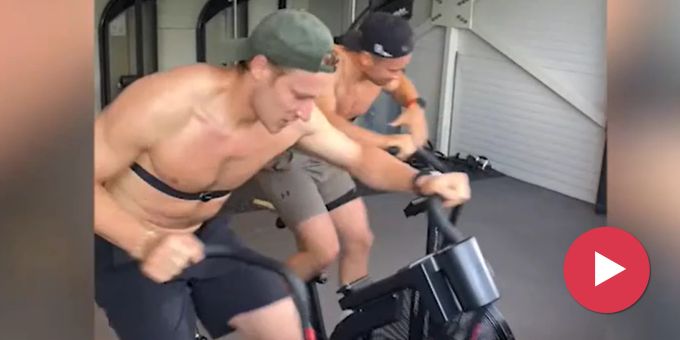 «Skifahrer-Ferien» - Hier schuftet Odi oben ohne auf dem Air Bike