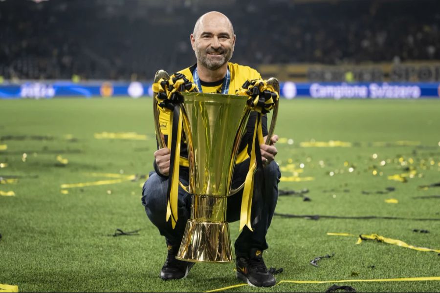 YB-Trainer Joël Magnin zeigt sich mit dem Meisterpokal.