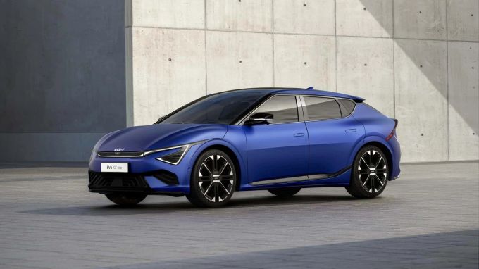 Die GT Line unterscheidet sich durch einen zusätlichen Lichtbalken und grössere Felgen im Sport-Design Kia EV6 GT-Line Facelift