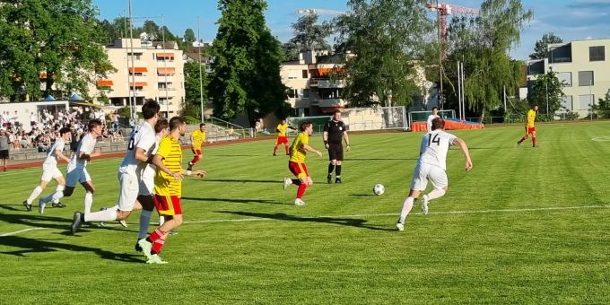 Viel Dynamik im Spiel und oftmals mit dem Schiedsrichter im Mittelpunkt. FC Küsnacht