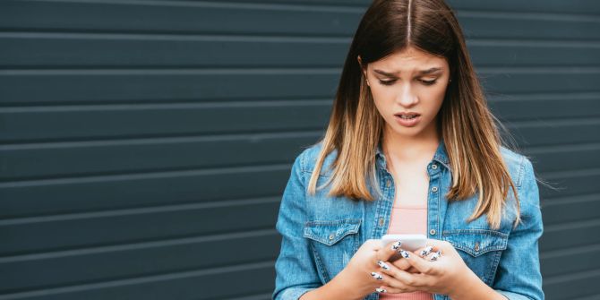 Verzweifeltes Mädchen mit Smartphone