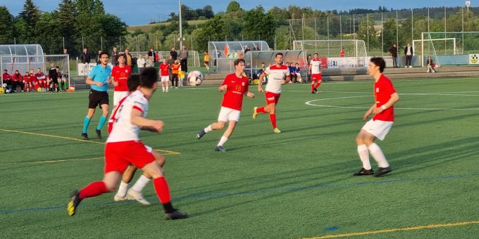 Küsnacht war in der ersten Halbzeit dominant. (Rechts Gian Welti, Mitte Cai Rees) Spiel FC Küsnacht gegen den FC Volketswil
