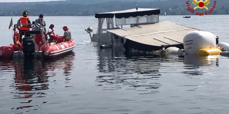 Einsatzkräfte der Feuerwehr holen am 30. Mai 2023 das gesunkene Boot auf dem Lago Maggiore mit Ballons an die Oberfläche.