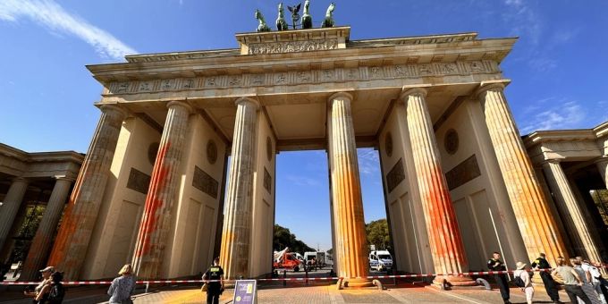 Im September des vergangenen Jahres sollen die zwei Angeklagten das Brandenburger Tor mit oranger Farbe beschmiert haben. brandenburger tor orange prozess