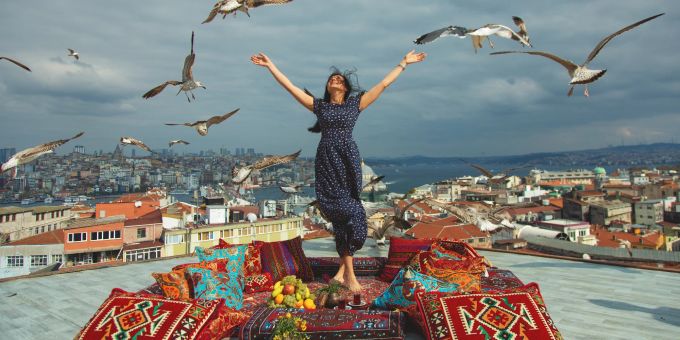 Sie ist die grösste Metropole und Stadt des Landes: Istanbul. Frau in Istanbul