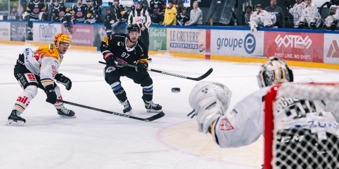 Fribourgs Nathan Marchon (r.) im Duell mit Santeri Alatalo vom HC Lugano. Fribourg-Gottéron