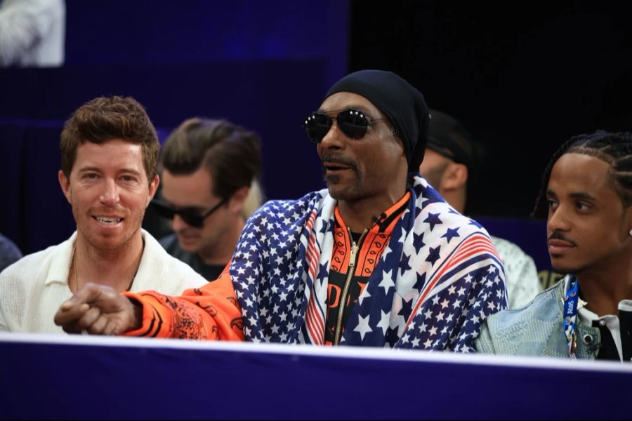 Snoop Dogg verfolgt einen Wettkampf bei Olympia 2024 mit Ex-Snowboarder Shaun White.