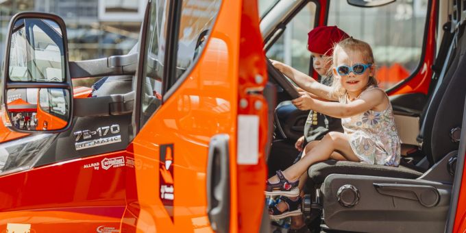 Am 17. August 2024 zeigt die Feuerwehr Emmen im Emmen Center eindrucksvolle Vor-führungen zur Strassenrettung. Schulstart Emmen Center