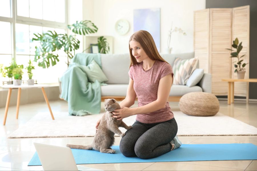 Katzen-Yoga, Frau mit Katze