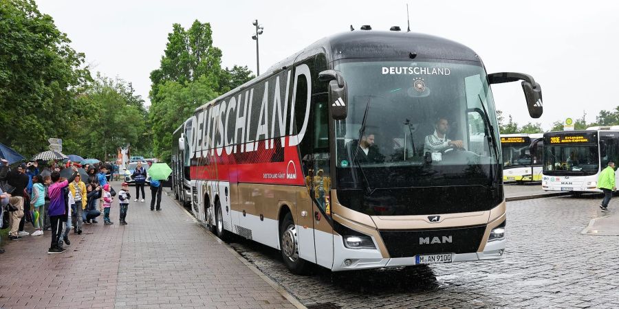 Zu den Vorrundenspielen geht es für die DFB-Auswahl mit dem Bus.