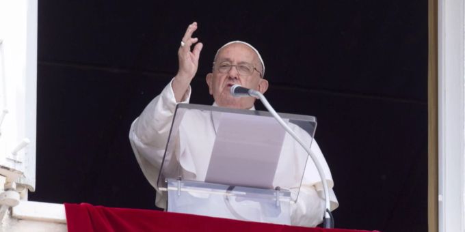 Papst Franziskus bei einer Ansprache vor Gläubigen auf dem Petersplatz. (Archivbild) Papst Franziskus gestikuliert