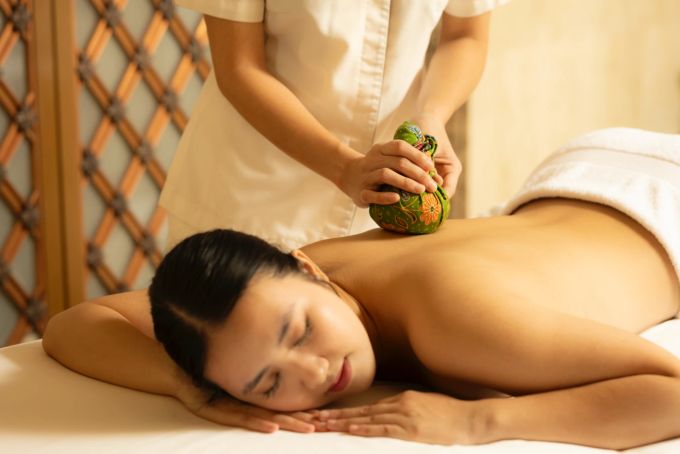 Das Spa des Mandarin Oriental Hotels feierte jüngst sein 30-jähriges Bestehen und gilt weltweit als Pionier im Wellnessbereich. Frau bekommt Kräutermassage.