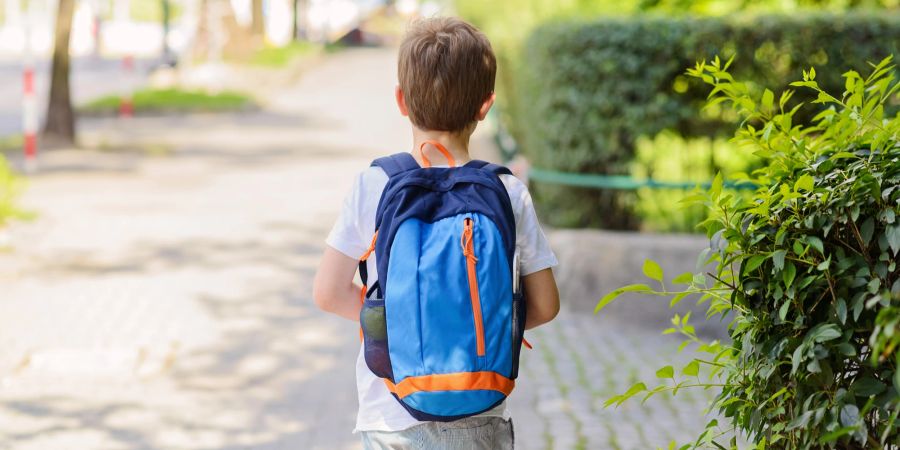 Junge mit Rucksack