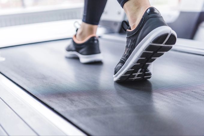 Ausdauertraining verbrennt in kürzerer Zeit mehr Kalorien als Kraftsport. Laufband